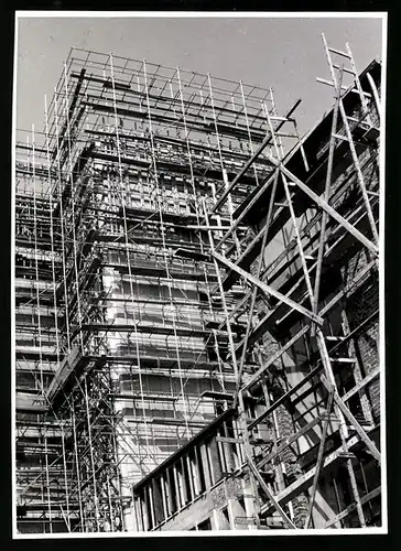 Fotografie unbekannter Fotograf, Ansicht Herten, Hochhaus Herten im Baugerüst