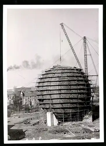 Fotografie unbekannter Fotograf, Ansicht Köln, Hochdruck-Kugelgasbehälter kurz vor der Fertigstellung