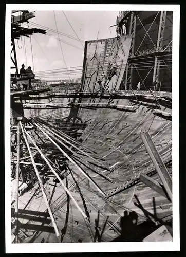 Fotografie unbekannter Fotograf, Ansicht Köln, Hochdruck-Gaskugel / Gastank im Bau