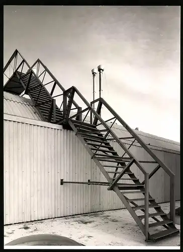 Fotografie Blasczyk, Ansicht Ingolstadt, Fabrikhalle von Auto Union, Wellblechhalle mit Stahltreppe