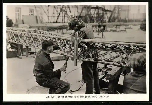 Fotografie Luftschiff Graf Zeppelin LZ-127, ein Ringeck wird genietet