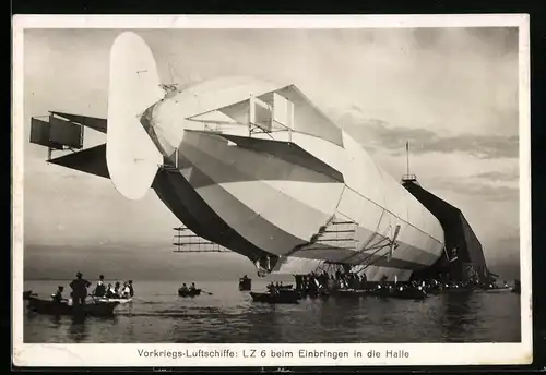 Fotografie Vorkriegs-Luftschiff Zeppelin LZ6 beim einbringen in schwimmende Luftschiffhalle