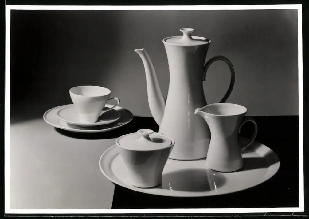 Fotografie Willi Moegle, Stuttgart, KPM Porzellan Kaffeservice Dekor Krokus, Entwurf Hubert Griemert, 1955 0