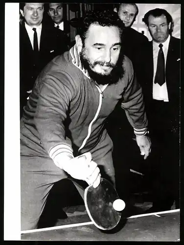 Fotografie Portrait Fidel Castro bei einer Runde Tischtennis in Prag am 25.06.1972