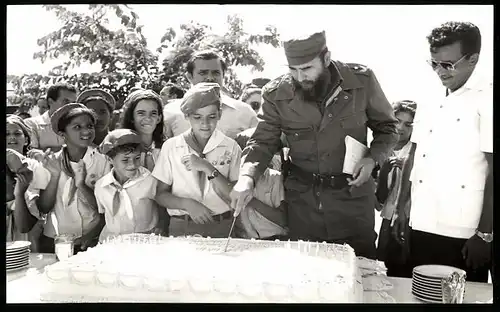 Fotografie Prensa Latina, Kubans Staatspräsident Fidel Castro beim Anschneiden einer Torte mit Kommunistischer Jugend
