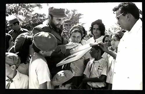 Fotografie Ansicht Kuba, Staatspräsident Fidel Castro im Kreise der Kinder des Kommunistischen Jugendverband