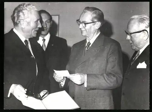 Fotografie Manfred von Brauchitsch überreicht einen Scheck von 1 Million Mark an Dr. Heinz Schöbel, Olympisches Komitee