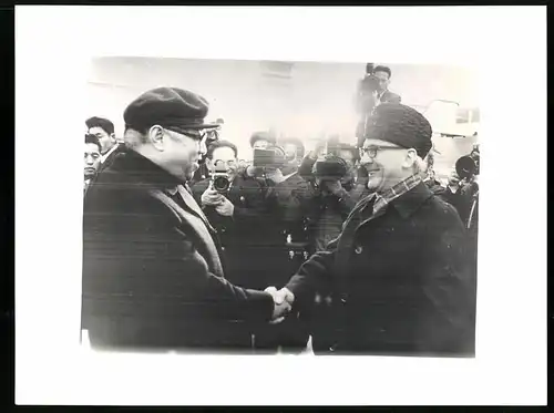 Fotografie Generalsekretär des ZK der SED Erich Honecker beim Empfang durch Präsident Kim Il Sung in Pjöngjang, 1977