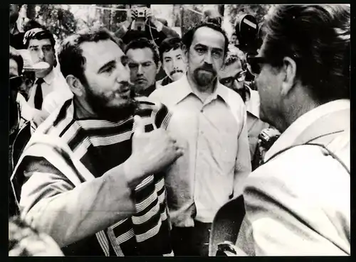 Fotografie Ansicht Santa Cruz, Ministerpräsident Fidel Castro beim Besuch eines Mustergutes mit Journalisten, 1971