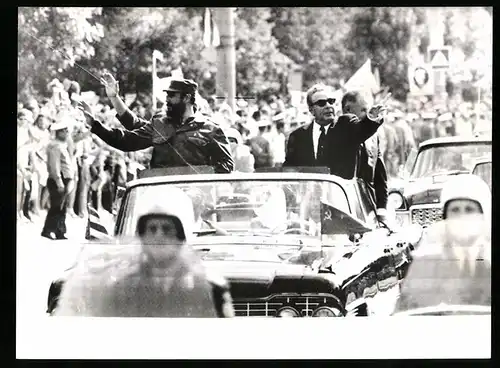 Fotografie Regierungschef Fidel Castro zu Besuch in Moskau mit Parteichef Leonid Breschnew im offenen Wagen, 1972