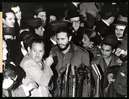 Fotografie Keystone, Frankfurt, Ansicht Washington D.C., Staatschef Fidel Castro bei Begrüssungsrede am Flughafen, 1959