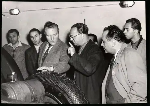 Fotografie Ansicht Riesa, Koslowky erklärt Manfred von Brauchitsch die Arbeitsweise des Prüfstand für Rennreifen, 1955