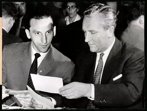 Fotografie Keystone, München, Rudi Reichert im Gespräch mit Rennfahrer Manfred von Brauchitsch, 1957