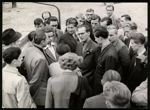 Fotografie Ansicht Schwarzheide, Vorsitzender der FDJ Erich Honecker im Gespräch mit Erbauern des Kraftwerk Tratteendorf