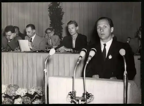 Fotografie Erich Honecker der Vorsitzende der FDJ auf der Jungkonferenz gegen die EVG, 1954