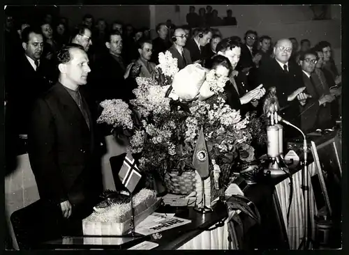 Fotografie Ansicht Erfurt, tosender Beifall für Erich Honecker auf dem Parlament der FDJ in Erfurt, 1955