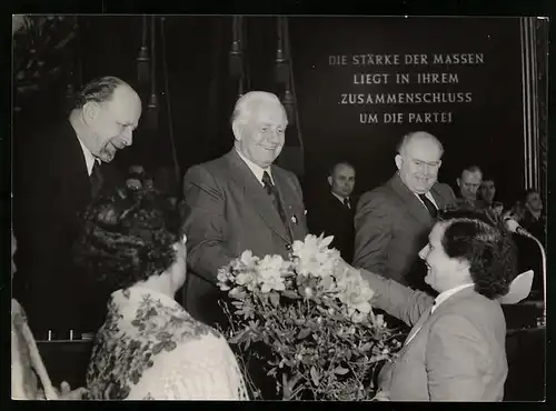 Fotografie Ansicht Berlin, Wilhelm Pieck erhält Geschenke, Walter Ulbricht, Erich Honecker, 1954