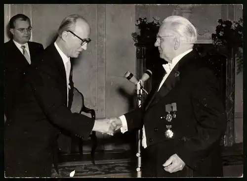 Fotografie Ansicht Berlin-Niederschönhausen, Präsident Wilhelm Pieck begrüsst Dr. h.c. Johannes Dieckmann, 1955