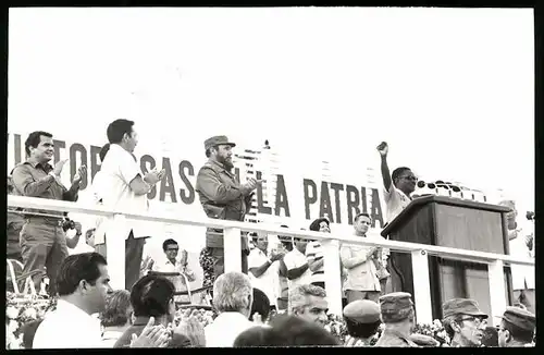 Fotografie Kubanischer Staatschef Fidel Castro Applaudiert einem solidarischen Redner mit erhobener Faust
