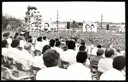 Fotografie Staatschef Fidel Castro hält eine Rede vor seinen Anhängern