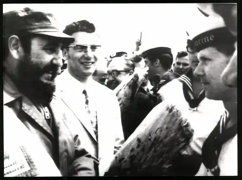 Fotografie Ansicht Rostock, Fidel Castro und Werner Lamberz mit Matrosen der DDR-Volksmarine in Rostock, 1972