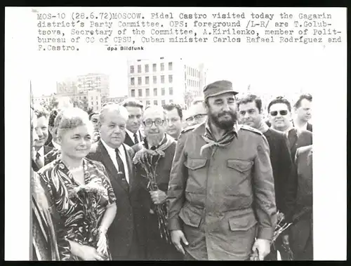 Fotografie Ansicht Moskau, Fidel Castro besucht den Gagarin Bezirk in Moskau, A. Kirilenko, Carlos Rodriguez, Golubtsova