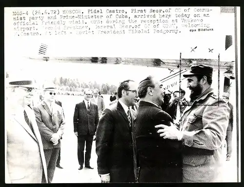 Fotografie Ansicht Moskau, Fidel Castro nach der Landung am Flughafen Vnukovo, Empfang durch Breschnew, Podgorny