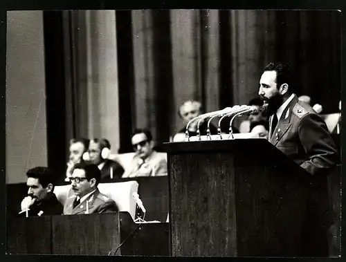 Fotografie Staatspräsident Fidel Castro bei einer Rede am Pult vor Staatsvertretern