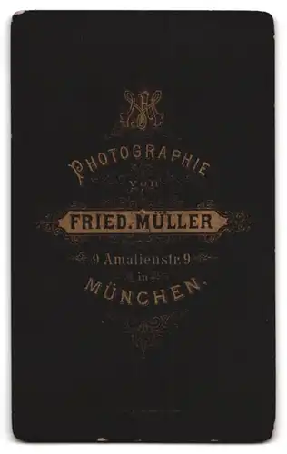 Fotografie Friedrich Müller, München, Amalienstrasse 9, Jüngling mit welligen Haaren und Mittelscheitel