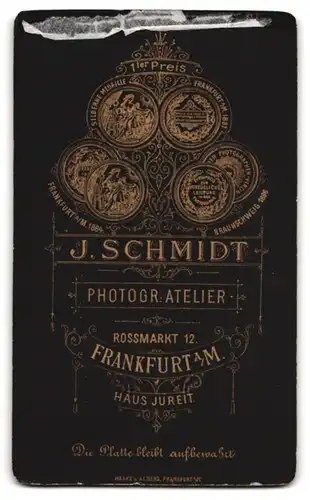 Fotografie J. Schmidt, Frankfurt a. M., Rossmarkt 12, Knabe mit Ponyfrisur und Spielreif