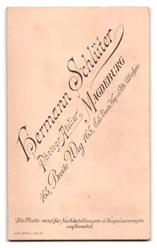 Fotografie Hermann Schlüter, Magdeburg, Breite Weg 165, Mädchen mit weiten Puffärmeln und Blumenkorb