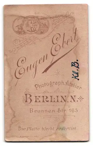 Fotografie Eugen Ebert, Berlin, Brunnen-Strasse 165, Kleinkind im Kleidchen mit Puffärmeln