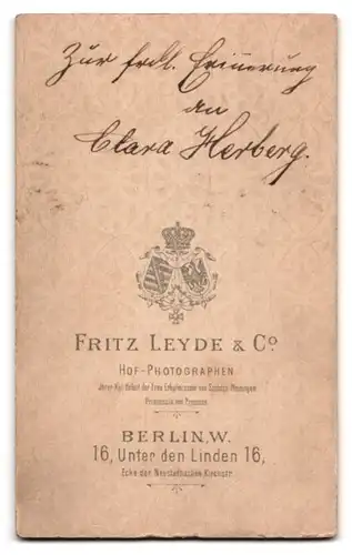 Fotografie Fritz Leyde & Co., Berlin, Unter den Linden 16, Junge Frau mit Stirnlocken im Rüschenkleid