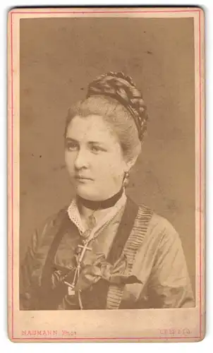 Fotografie A. Naumann, Leipzig, Dorotheen-Strasse 12, Junge Dame mit Flechtfrisur und ernstem Gesicht