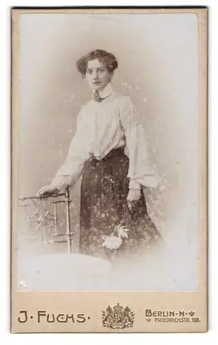 Fotografie J. Fuchs, Berlin, Friedrichstrasse 138, Junge Dame mit Lockenfrisur in einer Bluse mit weiten Ärmeln