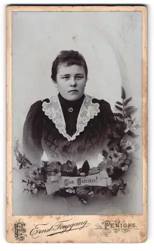 Fotografie Ernst Freygang, Penig i. S., Brückenstrasse, Junge Dame mit Spitzenkragen und Brosche