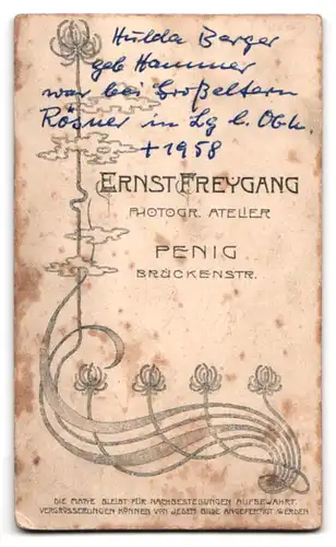 Fotografie Ernst Freygang, Penig i. S., Brückenstrasse, Junge Dame mit Spitzenkragen und Brosche