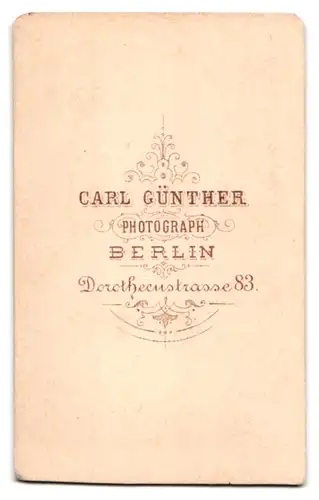 Fotografie Carl Günther, Berlin, Dorotheenstrasse 83, Dame mit Hochsteckfrisur, an einen Sesselrücken gelehnt