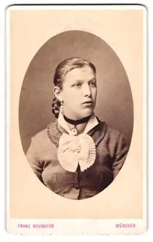 Fotografie Franz Neumayer, München, Neuhauserstrasse 29, Junge Frau mit Seidenhalsband und Flechtfrisur