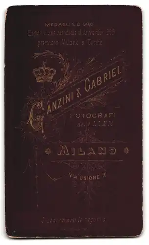 Fotografie Ganzini & Gabriel, Milano, Via Unione 10, Jüngling mit Stehkragen und ernstem Gesicht