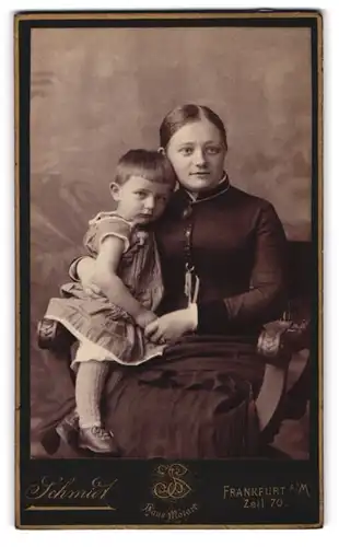 Fotografie J. Schmidt, Frankfurt a. M., Zeil 70, Junge Mutter mit kleinem Kind im Kleidchen