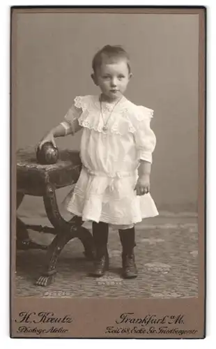 Fotografie H. Kreutz, Frankfurt a. M., Zeil 68, Kind mit kurzen Haaren im weissen Spitzenkleidchen