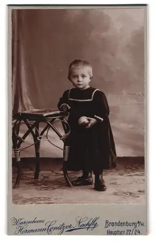 Fotografie Warenhaus Hermann Conitzer, Brandenburg a. H., Hauptstrasse 22 /24, Kind mit kurzen Haaren im langen Kleid