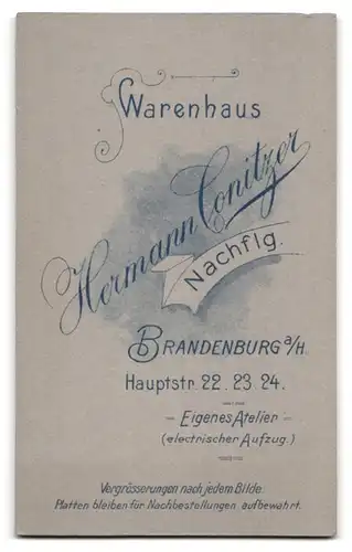 Fotografie Warenhaus Hermann Conitzer, Brandenburg a. H., Hauptstrasse 22 /24, Kind mit kurzen Haaren im langen Kleid