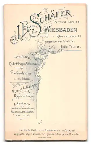 Fotografie J. B. Schäfer, Wiesbaden, Rheinstrasse 21, Mädchen mit offenen Haaren und Ponyfrisur im Puffärmel-Kleid