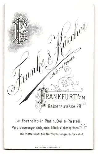 Fotografie Franke & Kärcher, Frankfurt a. M., Kaiserstrasse 29, Eleganter junger Herr mit Schnurrbart im Dreiteiler
