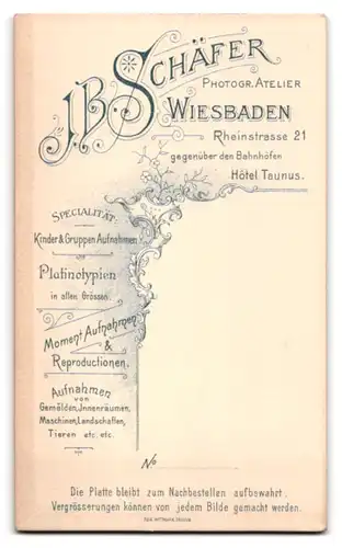 Fotografie J. B. Schäfer, Wiesbaden, Rheinstrasse 21, Beleibte Dame mit Stirnlocken und Zierschleifen