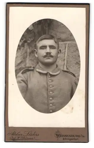 Fotografie Atelier Lüders, Weissenburg i. B., Ellingertor, Soldat mit Schnauzer in Feldgrau