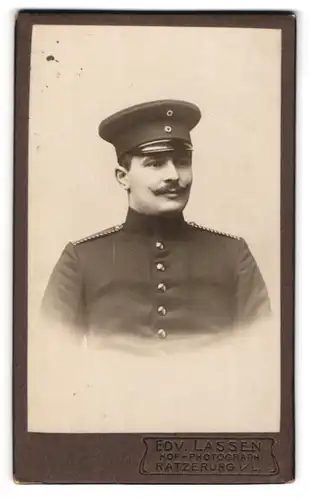 Fotografie Edv. Lassen, Ratzeburg, Einjährig-Freiwilliger Willi Lowes in Uniform