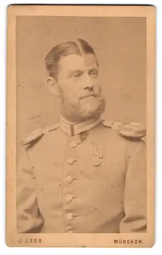 Fotografie J. Leeb, München, Schönfeldstrasse 18, Garde-Offizier mit Orden in Uniform